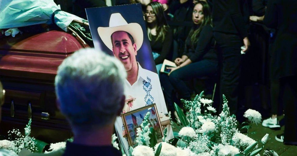 Funeral del exalcalde Carlos Manzo con ataúd, retrato y asistentes en Uruapan