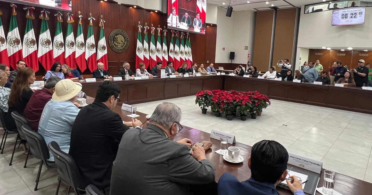 Sala de conferencias en Sinaloa discute presupuesto estatal para 2026 con enfoque en seguridad y fiscalía.
