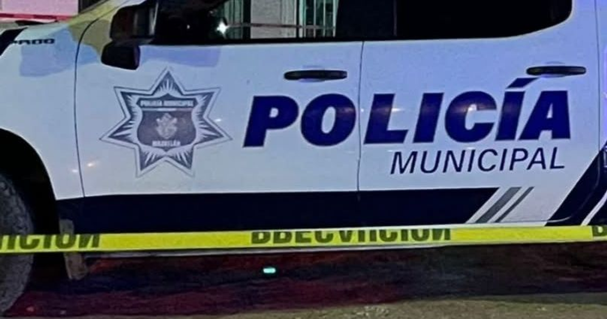 Camioneta de la policía municipal con cinta de restricción en Mazatlán