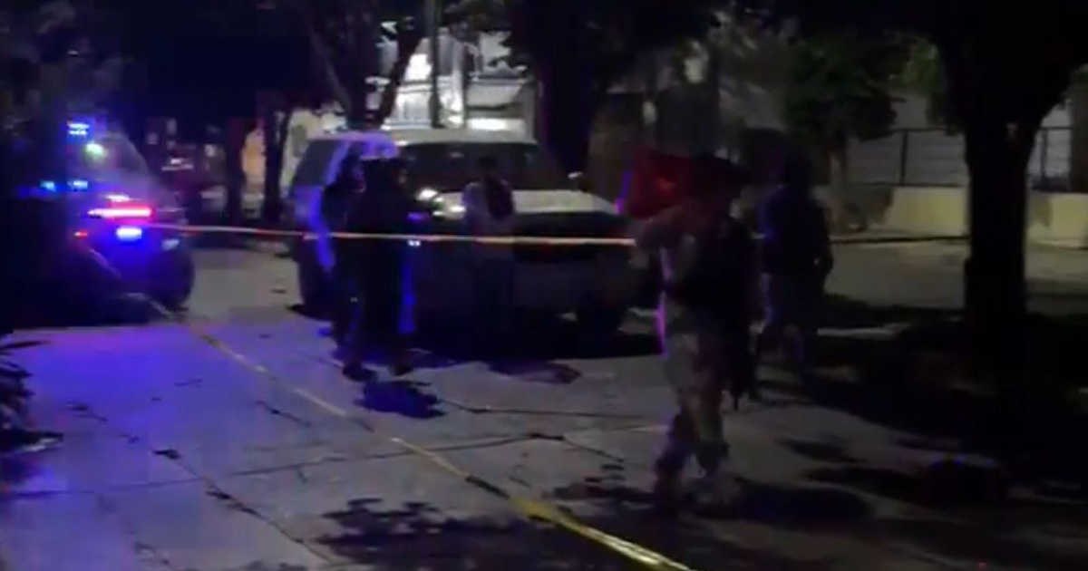 Escena nocturna de crimen en Culiacán con vehículos y fuerzas de seguridad