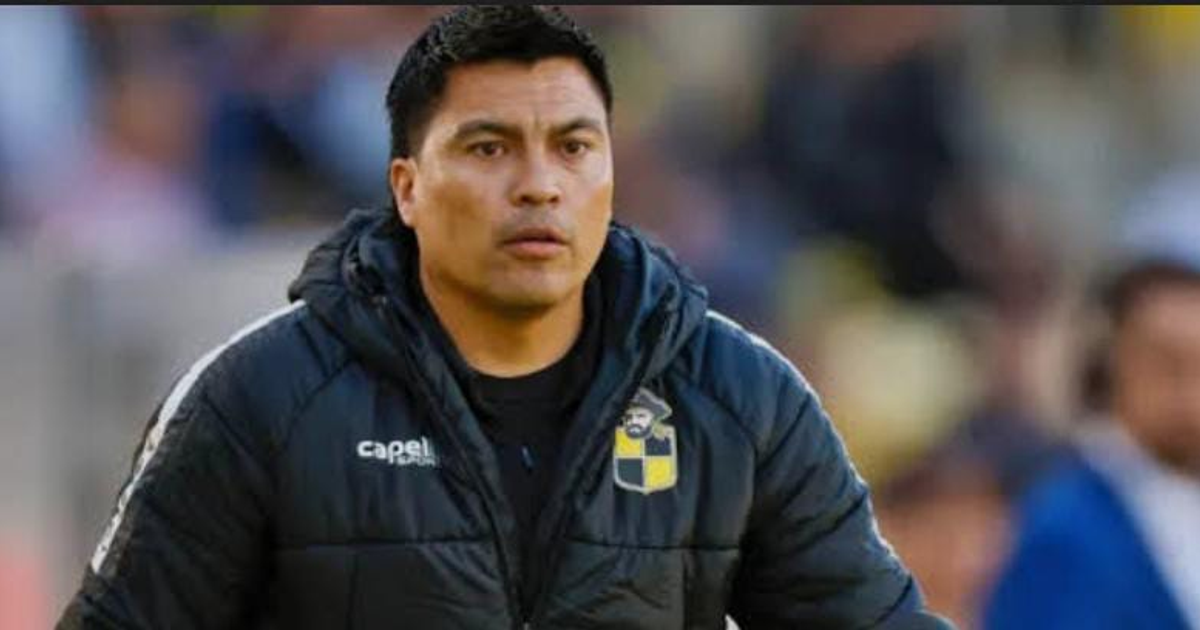 Persona en abrigo oscuro relacionada con el deporte y Esteban González.