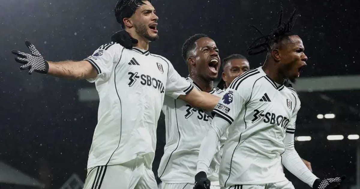 Jugadores de Fulham celebrando la victoria sobre Sunderland en un partido lluvioso de la Premier League.