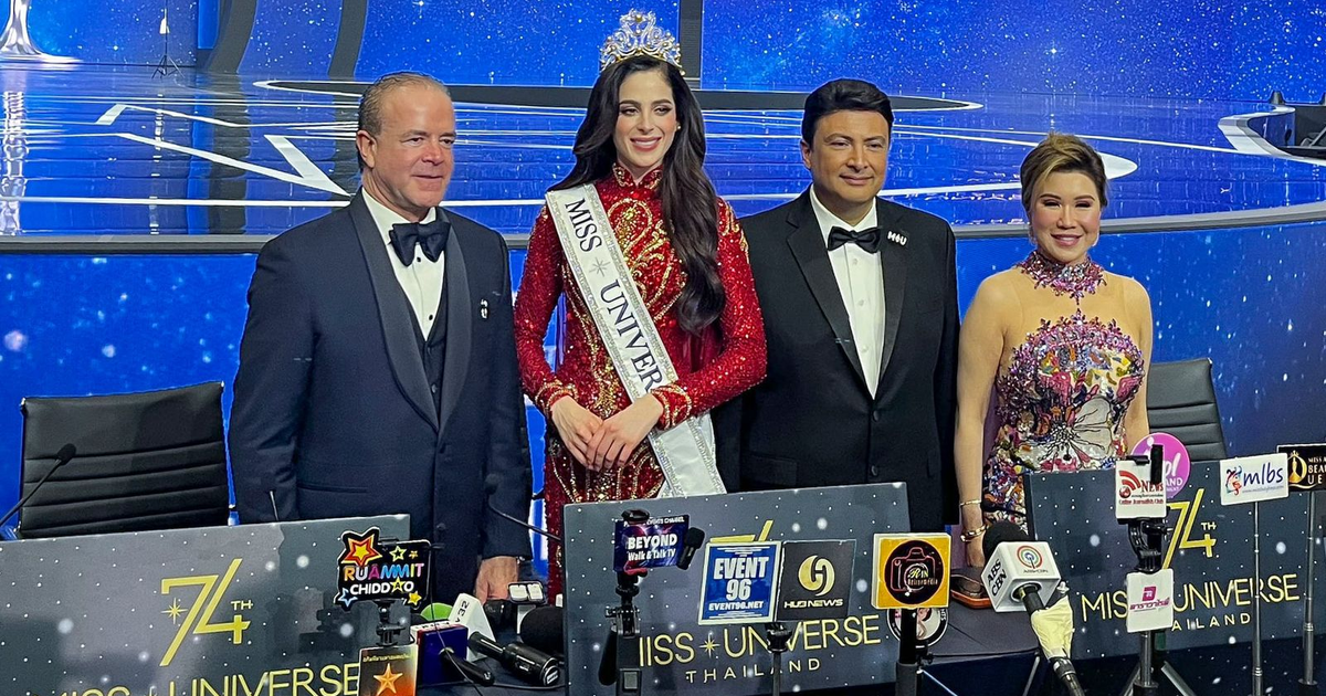 Grupo de personas en evento de Miss Universo con foco en una mujer coronada