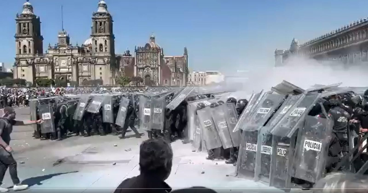 Policía y manifestantes en confrontación en una plaza de Ciudad de México