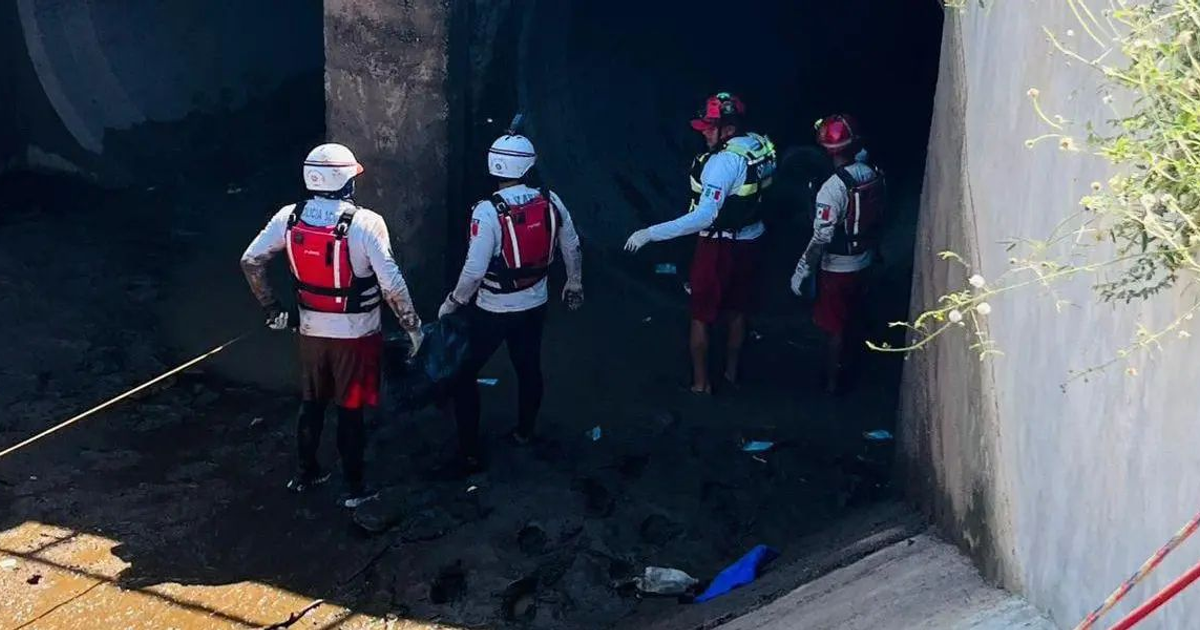 Rescatistas en túnel durante operación de búsqueda en Mazatlán
