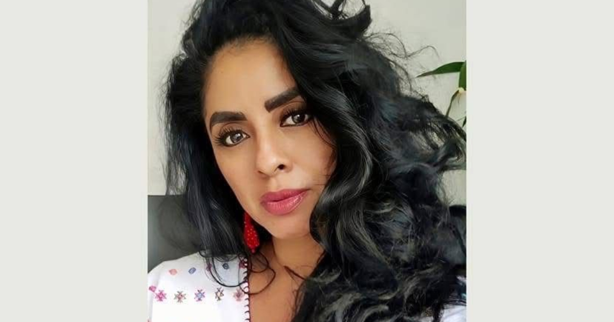 Guadalupe Urban Ceballos, regidora de Parques y Jardines, con cabello rizado y blusa colorida.