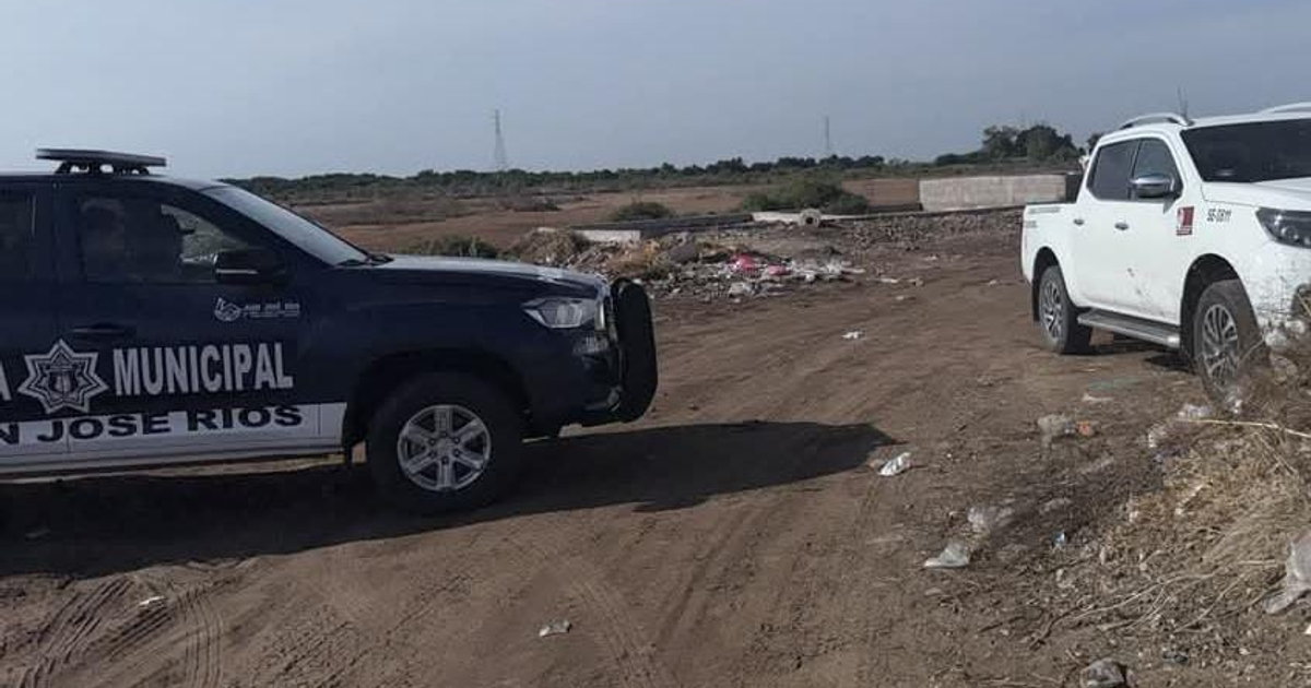 Camioneta policial y pick-up en área desértica con escombros en Juan José Ríos