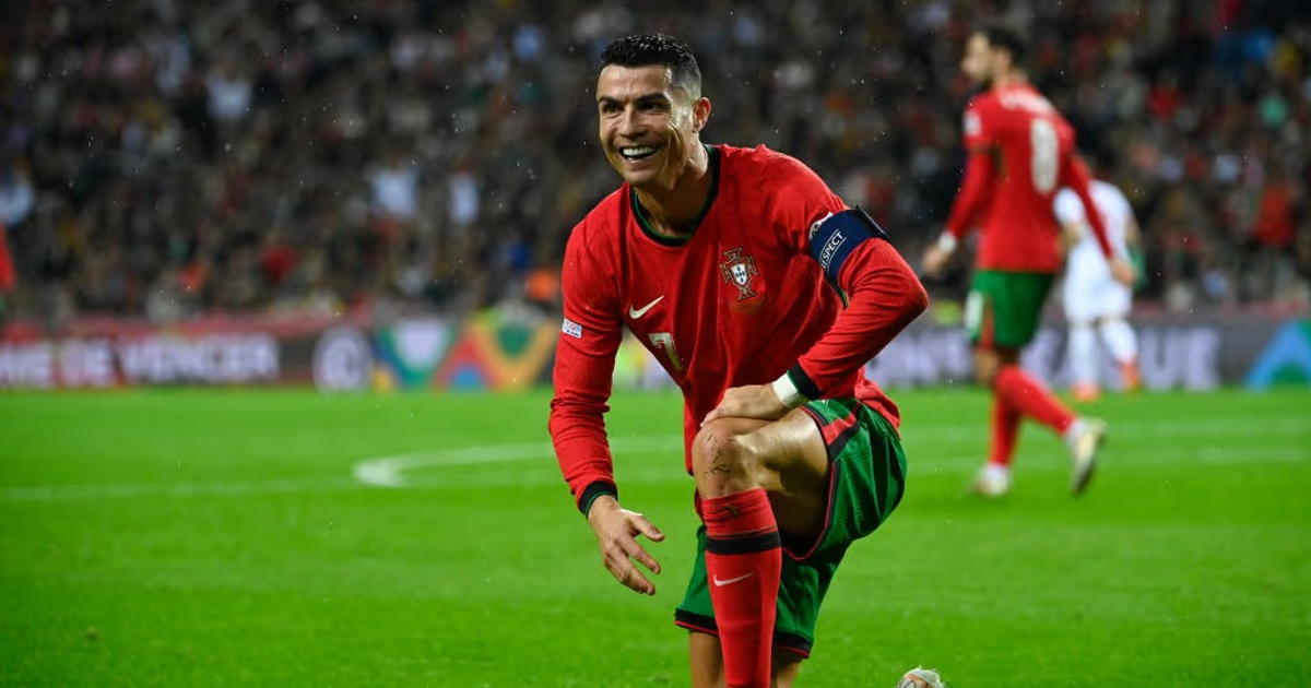 Cristiano Ronaldo celebrando en el campo de fútbol con la camiseta de Portugal