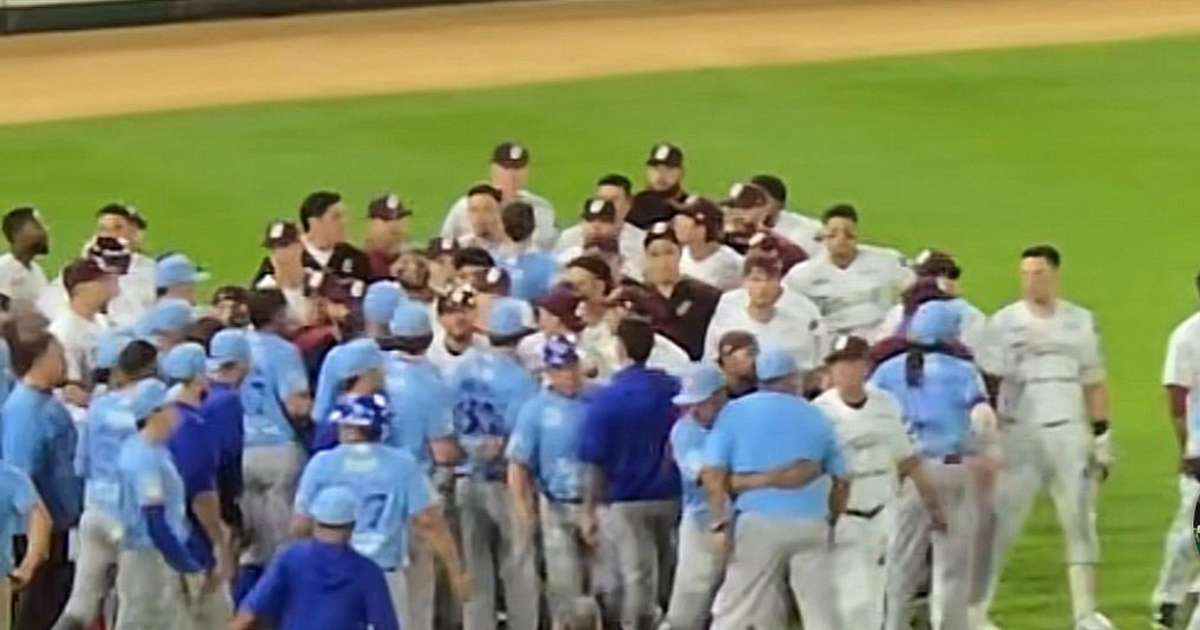 Jugadores de béisbol de Tomateros y Charros en una confrontación en el campo tras un pelotazo a Ramón Ríos.