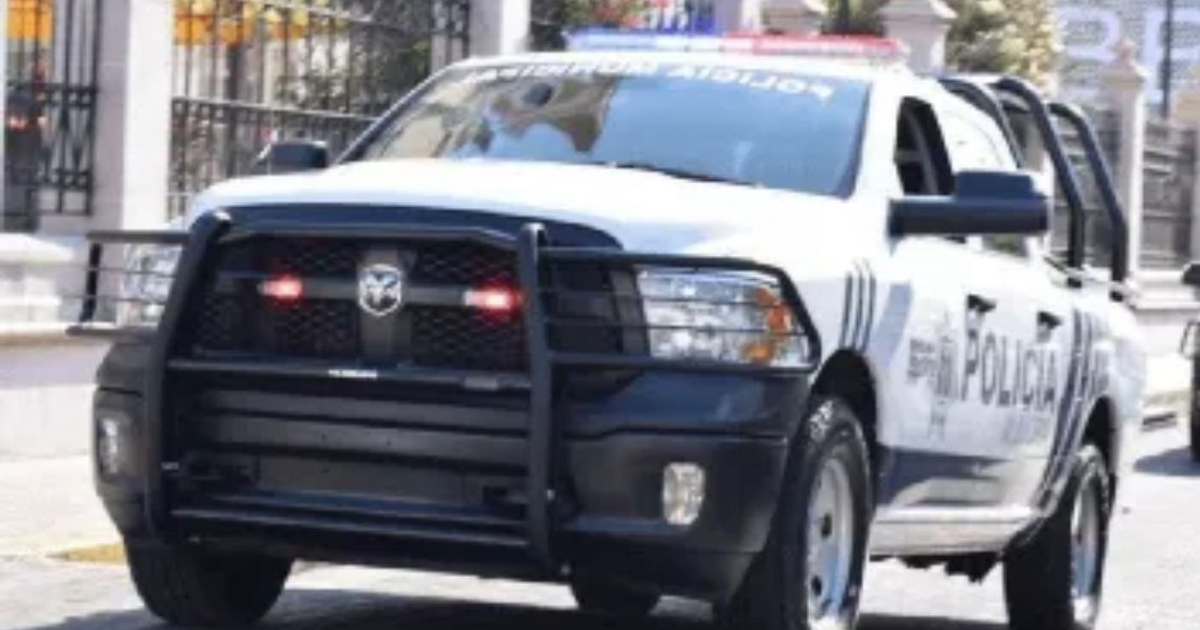 Camioneta policial blanca y negra en entorno urbano