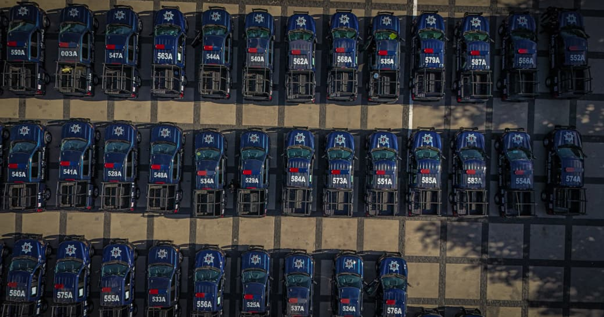 Vista aérea de patrullas de policía alineadas en Culiacán, Sinaloa, como parte de una entrega oficial.