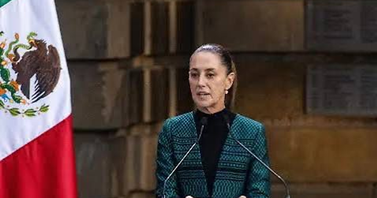 Persona dando discurso junto a bandera de México en contexto de ruptura diplomática entre Perú y México.