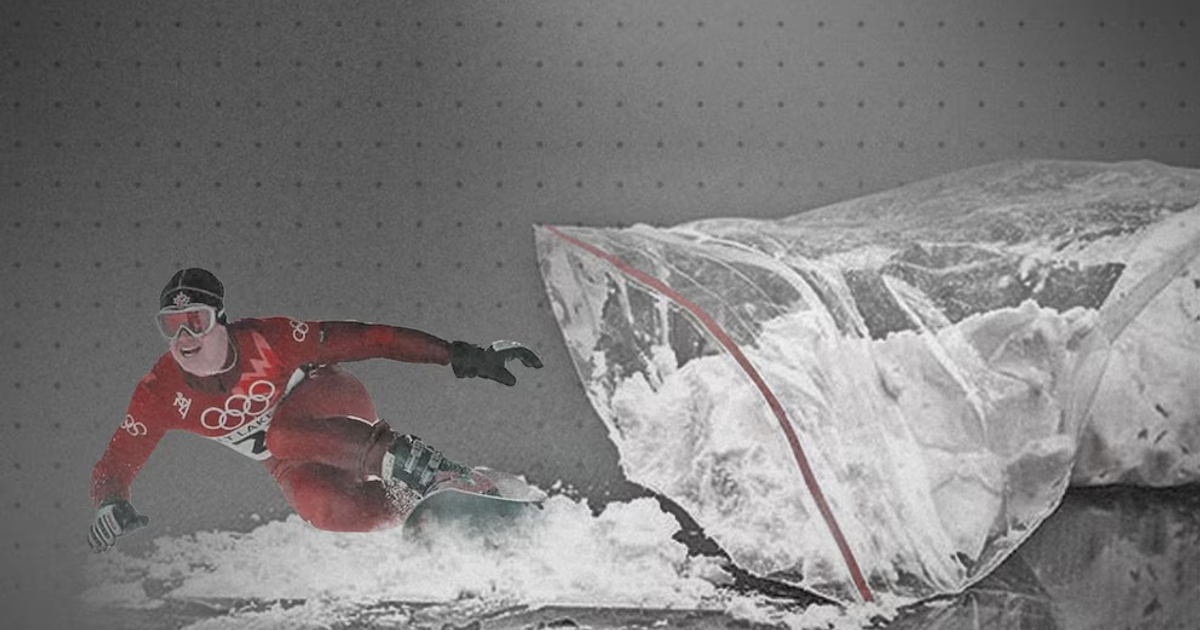 Esquiador en traje rojo compitiendo en nieve con fondo moderno