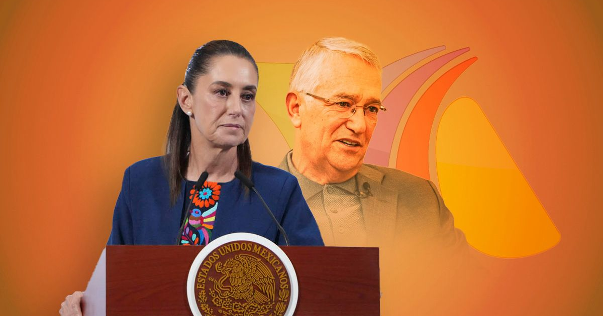 Dos personas en conferencia de prensa sobre inspección a TV Azteca, una en podio con emblema de 'Estados Unidos Mexicanos'.