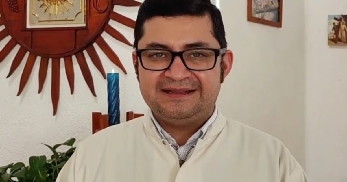 Hombre en entorno religioso, relacionado con el caso del sacerdote desaparecido en Tultepec.