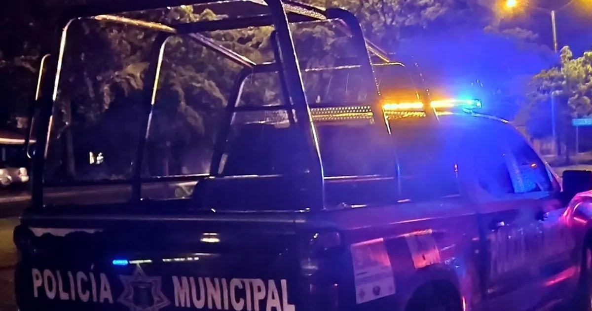 Camioneta de policía municipal iluminada en la noche, relacionada con un caso de privación de libertad en Mazatlán.