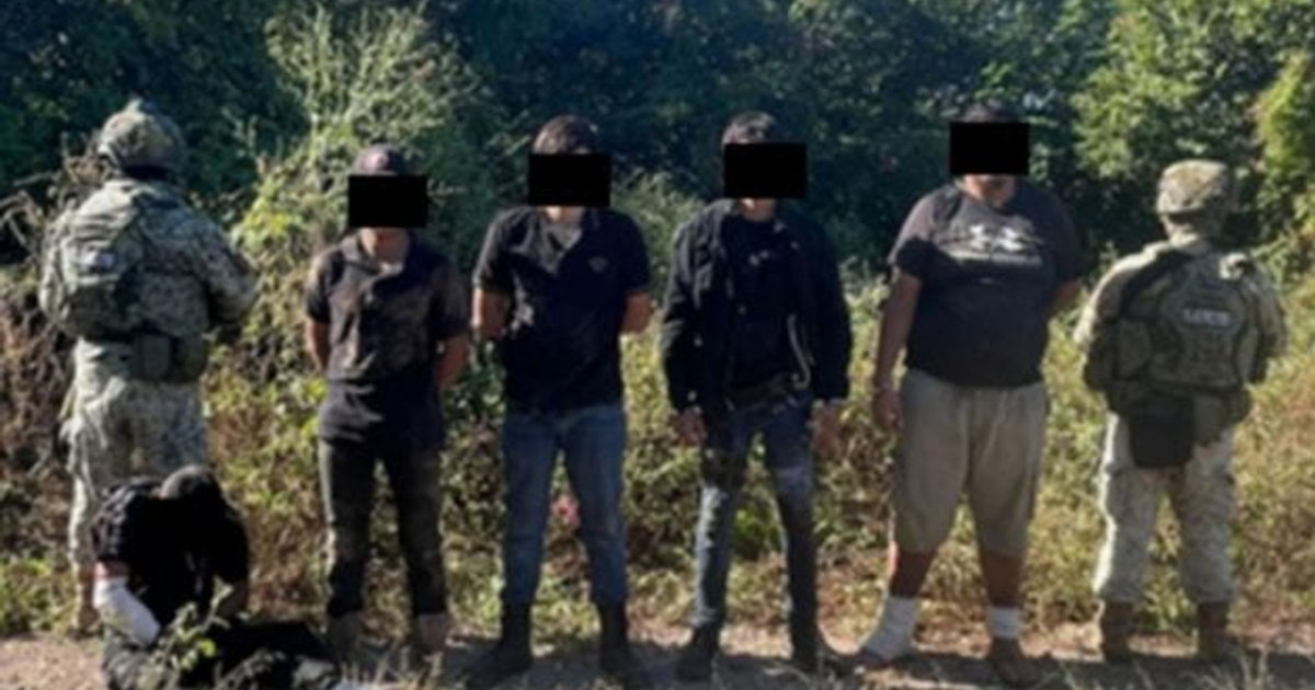 Operativo militar en El Rosario, Sinaloa, con fuerzas armadas y civiles en un entorno natural.