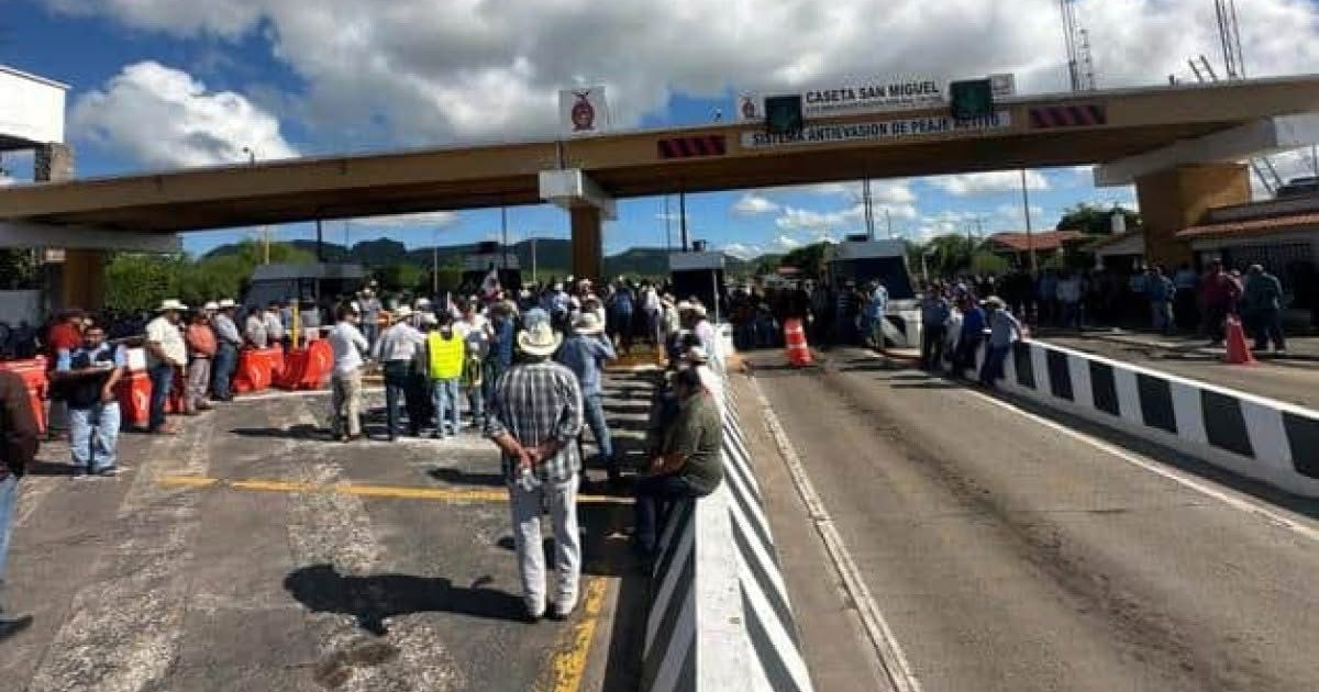 Grupo de personas protestando en un peaje en México