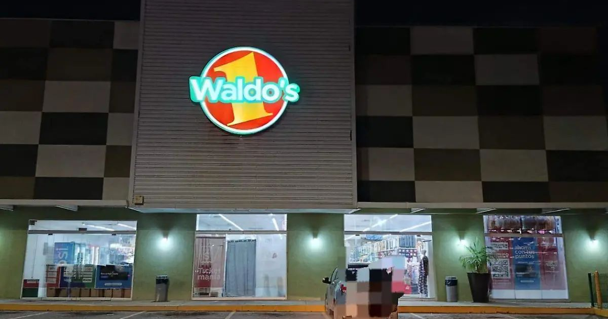 Fachada iluminada de tienda Waldo's en Mazatlán con letrero colorido y vehículo estacionado, inspeccionada por Protección Civil.