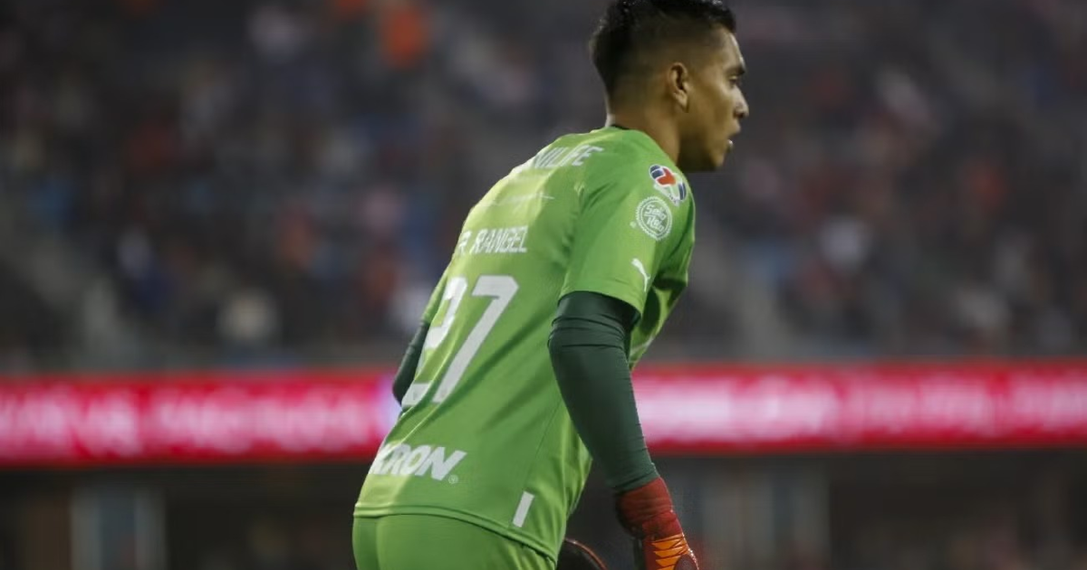 Portero Raúl 'Tala' Rangel de espaldas en el Estadio Corona, vistiendo uniforme verde con el número 27.