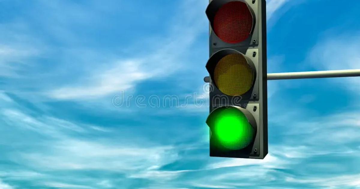 Semáforo con luz verde y cielo azul en Los Mochis, Sinaloa