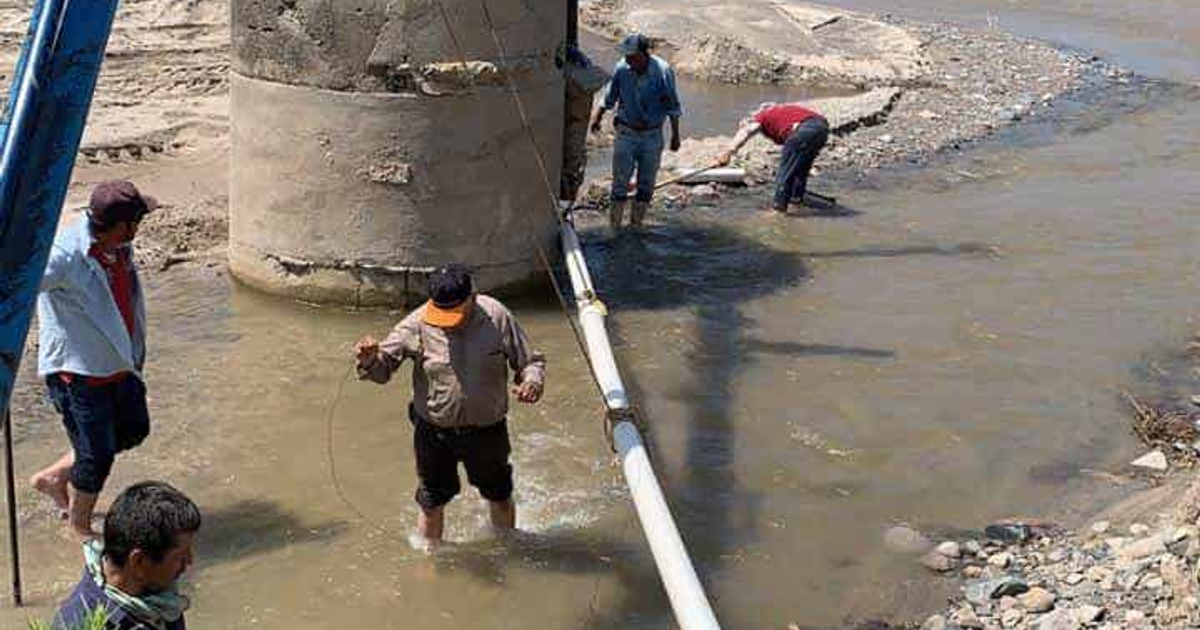 Personas trabajando en un río poco profundo en Choix, Sinaloa, durante la sequía.
