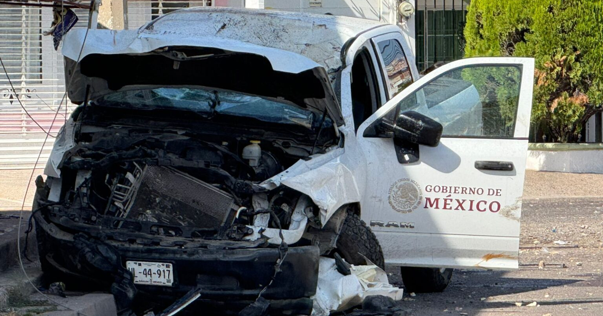 Camioneta oficial del Infonavit dañada tras accidente en México