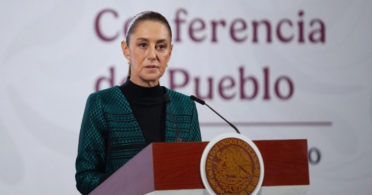Claudia Sheinbaum hablando en un podio durante la Conferencia de Pueblo, negando reportes sobre drones y la CIA en México.