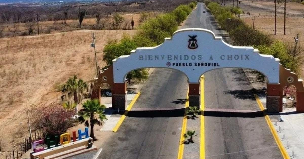 Arco que da la bienvenida a Choix, Sinaloa, con el texto 'Bienvenidos a Choix' y 'Pueblo Señorial', acompañado por palmeras y un paisaje árido.