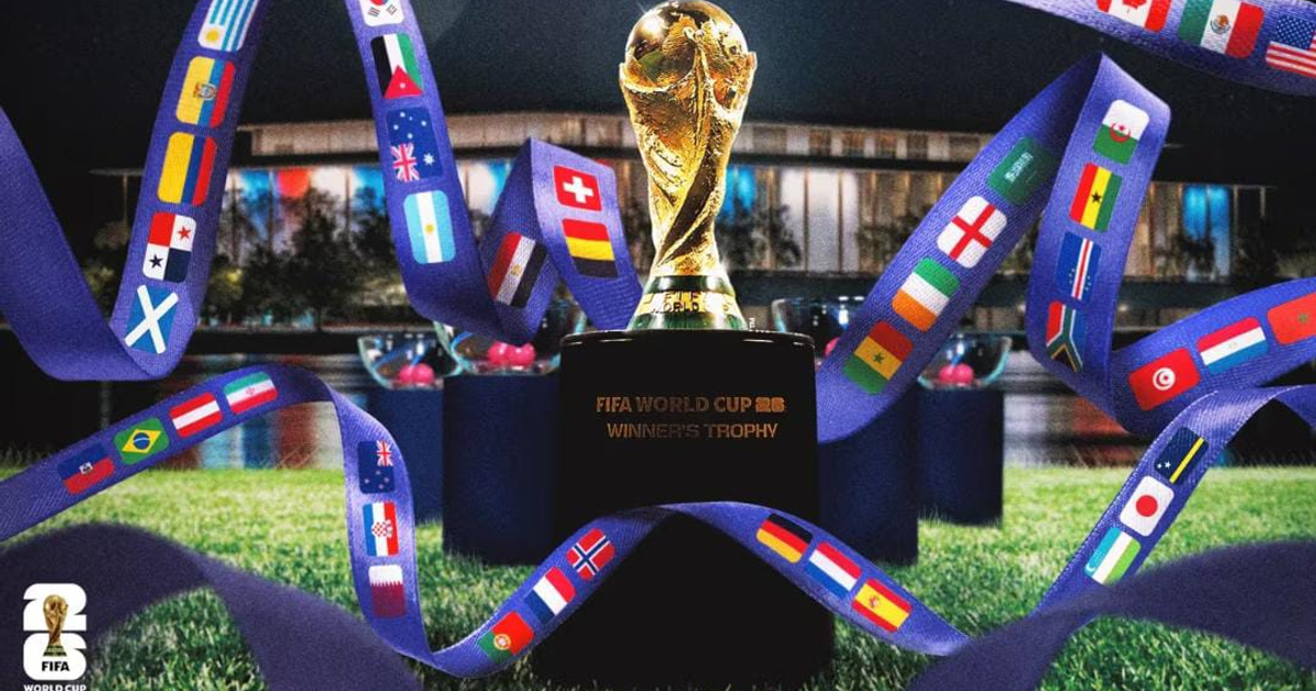 Trofeo de la Copa Mundial de la FIFA rodeado de banderas nacionales en un estadio, representando el Mundial 2026.