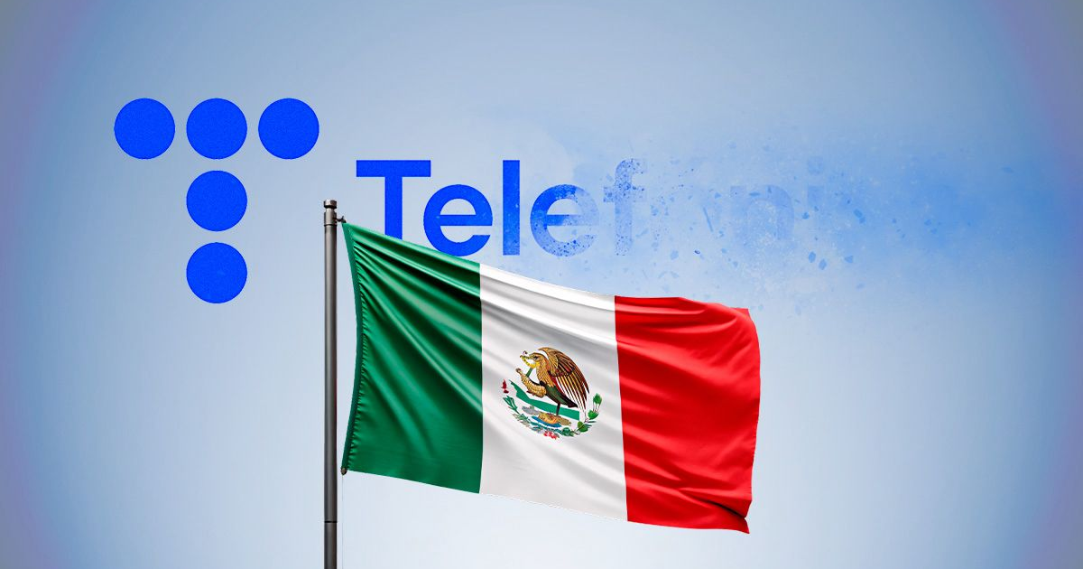Bandera de México ondeando junto al logotipo de Telefónica en un fondo azul claro.