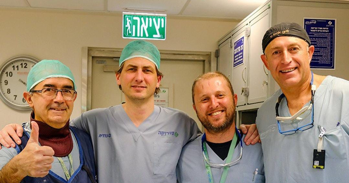 Doctores en el quirófano del Rabin Medical Center, famosos por la terapia CAR-T.