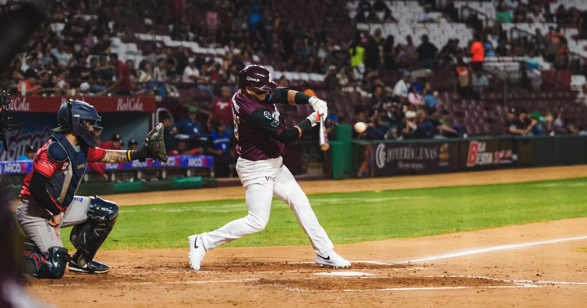 Jugador de béisbol haciendo swing en el estadio Tomateros de Culiacán