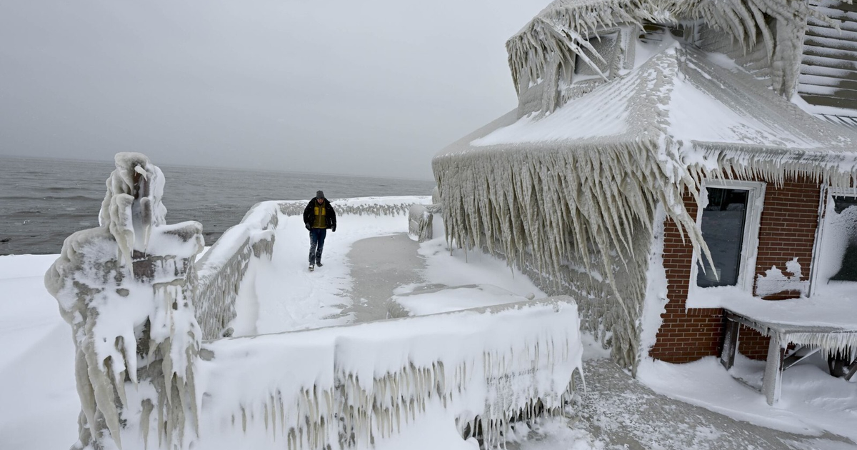 Paisaje invernal con sendero nevado y estructura helada en Maryland