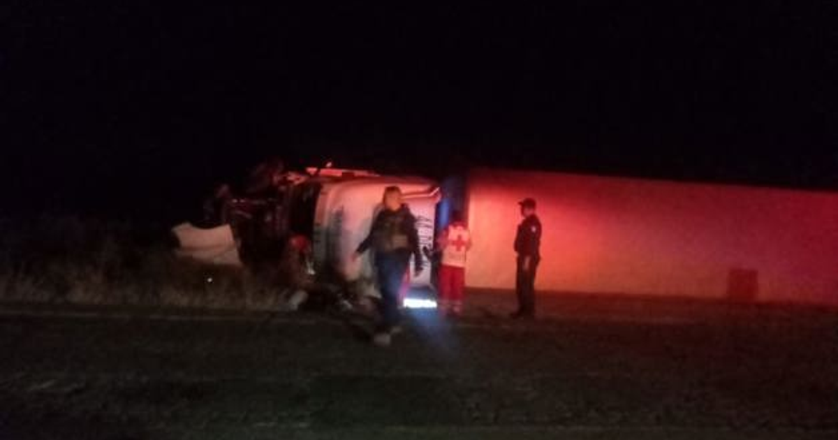 Accidente de tráfico nocturno en Ahome con vehículo volcado y luces de emergencia