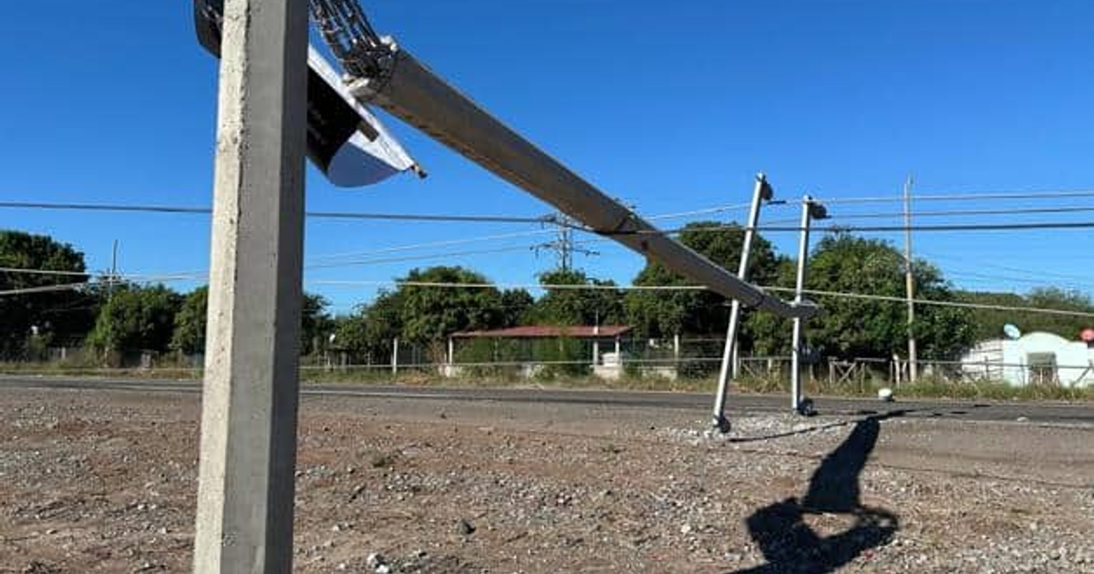 Poste de concreto inclinado en zona rural tras accidente en Ahome, Sinaloa