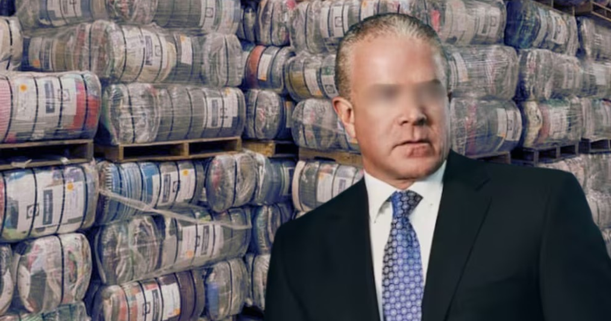Hombre en almacén rodeado de pacas posiblemente relacionadas con contrabando de armas.