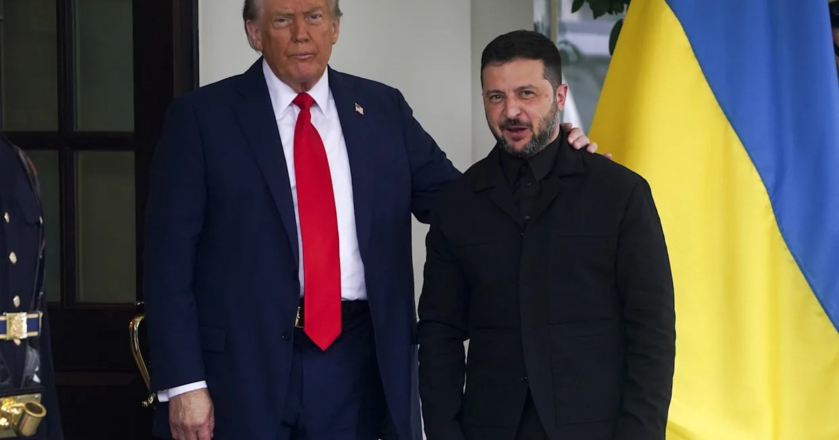 Dos hombres en primer plano con bandera de Ucrania al fondo, relacionados con el plan de paz de Trump y Zelenski.