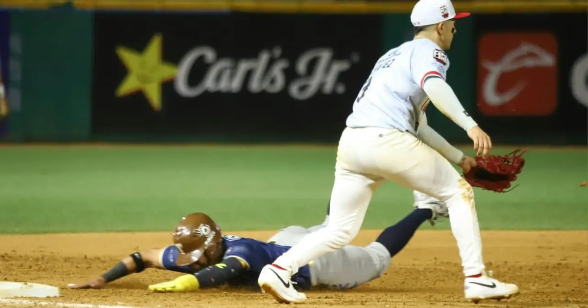 Jugador de béisbol deslizándose hacia la base durante el partido Tucson vs. Mazatlán en el estadio Teodoro Mariscal.