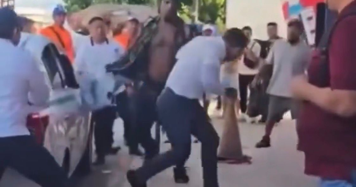 Disputa en Playa del Carmen entre turista y taxista debido a tarifas excesivas