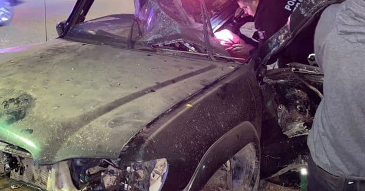 Vehículo accidentado en carretera hacia León Fonseca, Sinaloa, con personal de emergencia asistiendo en el lugar.