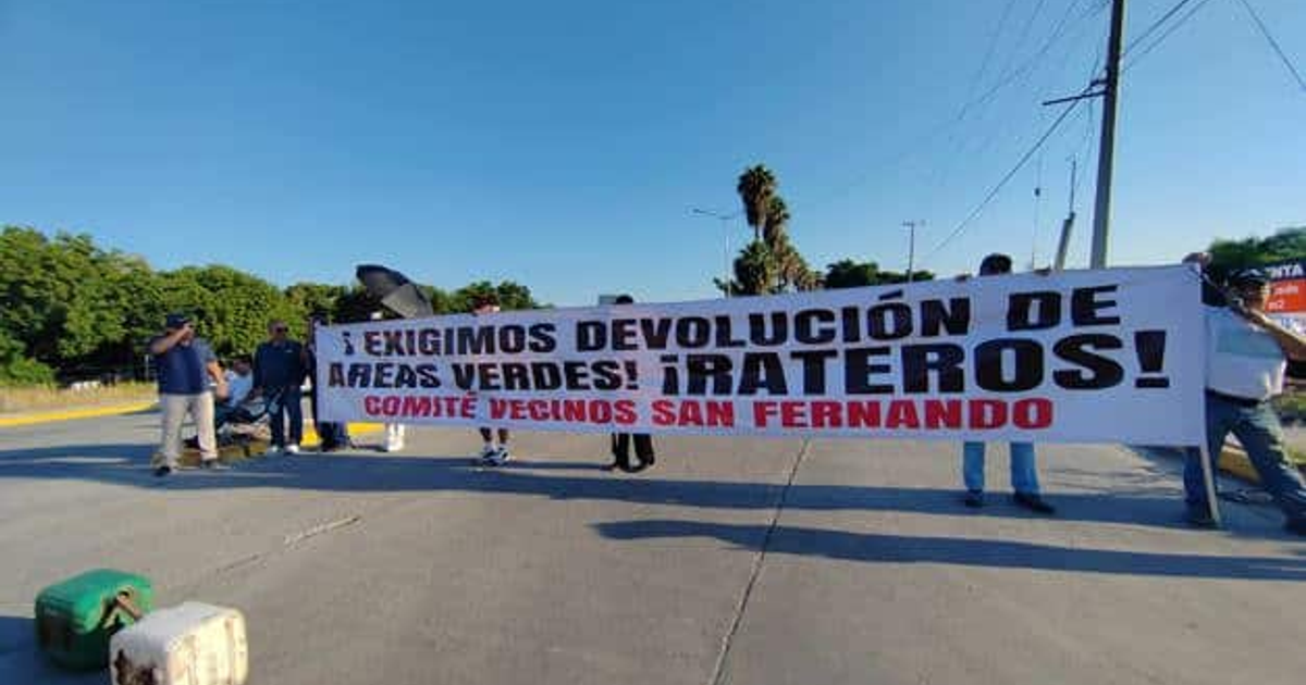 Protesta de vecinos en San Fernando con cartel exigiendo devolución de áreas verdes