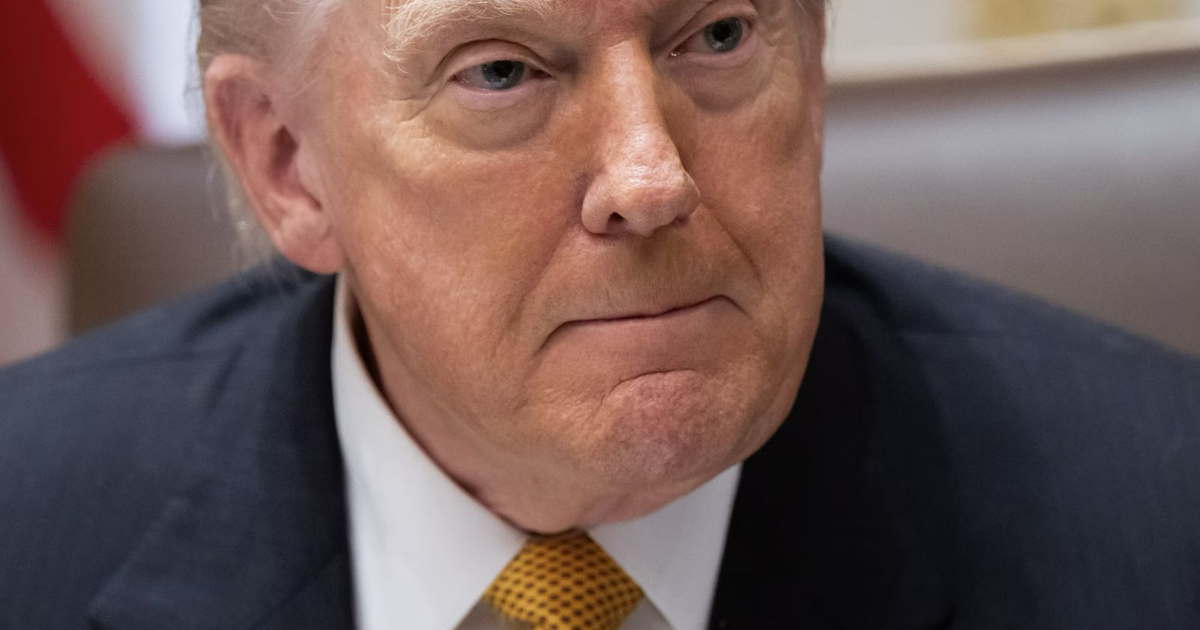 Oficial consular revisando documentos de visa en una oficina.