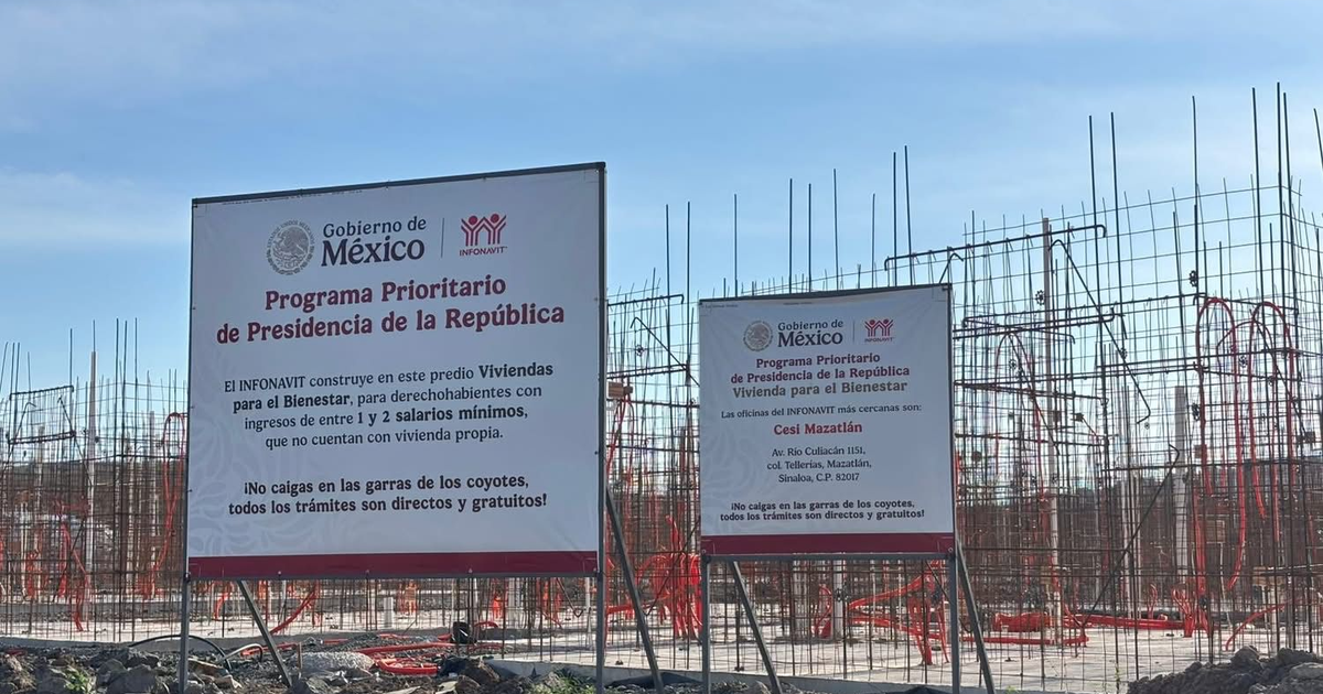 Letrero del Gobierno de México sobre Viviendas del Bienestar con construcción de fondo