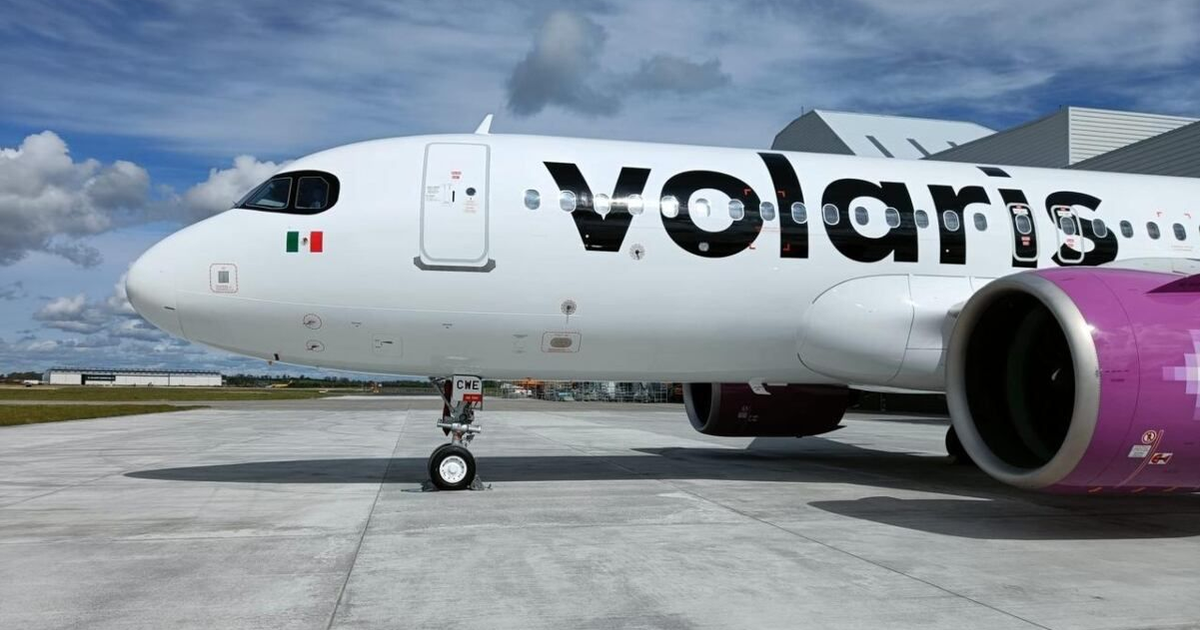 Avión de Volaris en pista con actualización de software en contexto