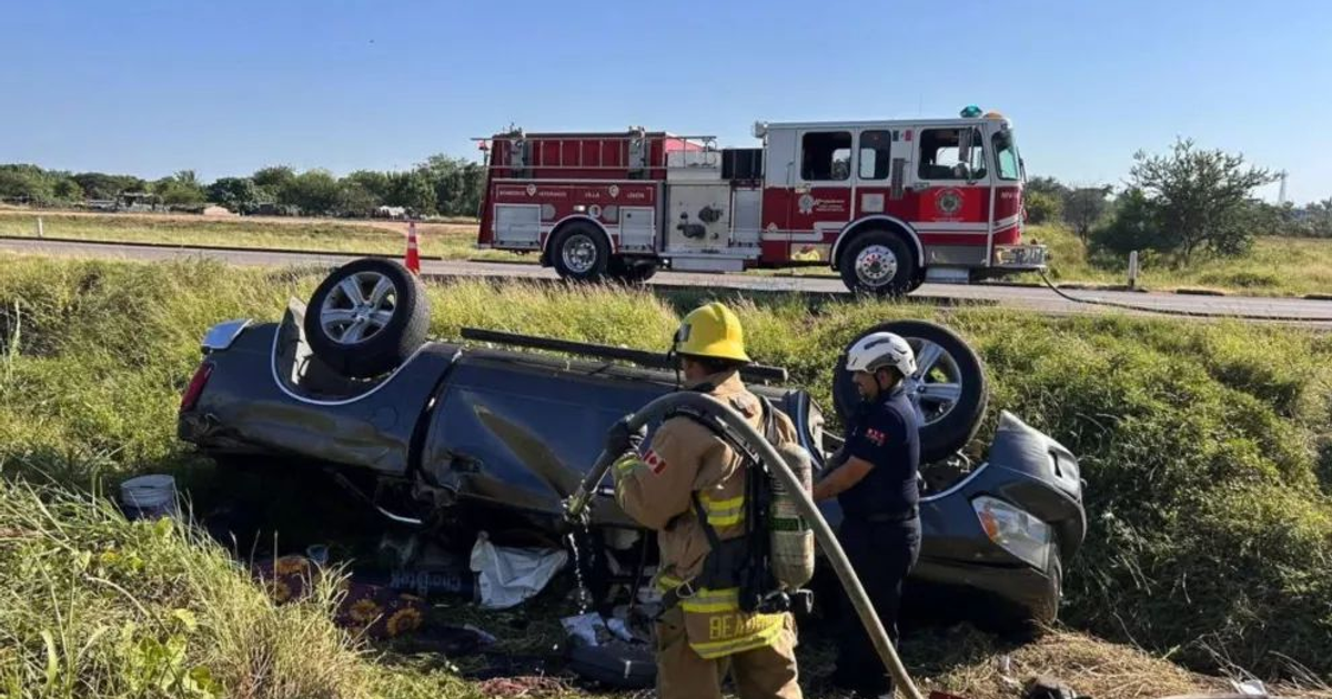 Vehículo volcado en accidente en carretera Tepic–Mazatlán con bomberos atendiendo la escena.