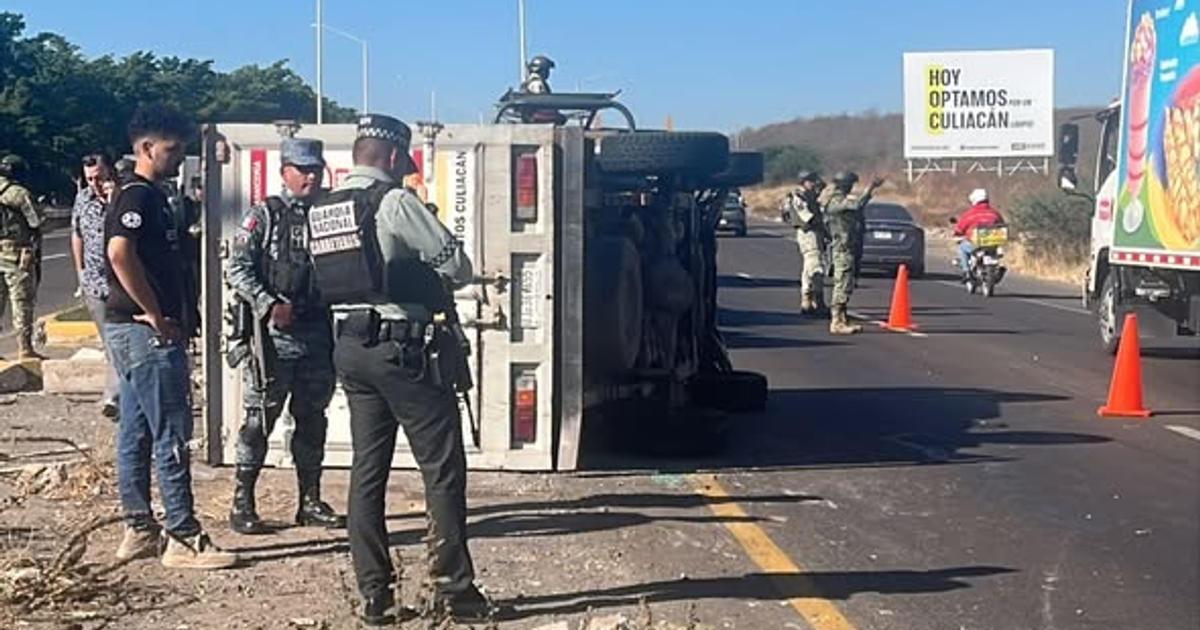 Vehículo volcado rodeado de personas y agentes en libramiento Benito Juárez de Culiacán