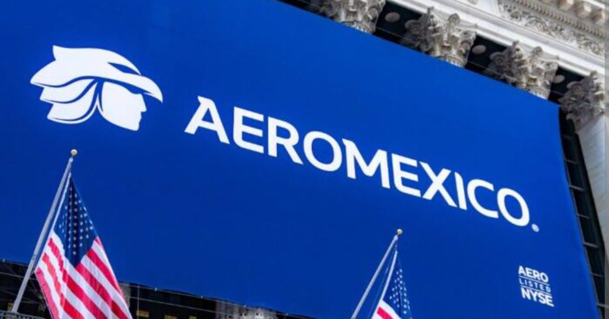 Banner azul de Aeroméxico, destacando el regreso triunfal a la Bolsa de Nueva York.
