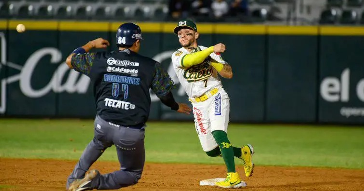 Lanzador de los Cañeros de Los Mochis en acción contra los Algodoneros de Guasave en el Chevron Park.