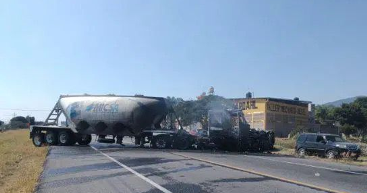 Accidente de tráfico en carretera de Michoacán con camión y vehículo pequeño involucrados